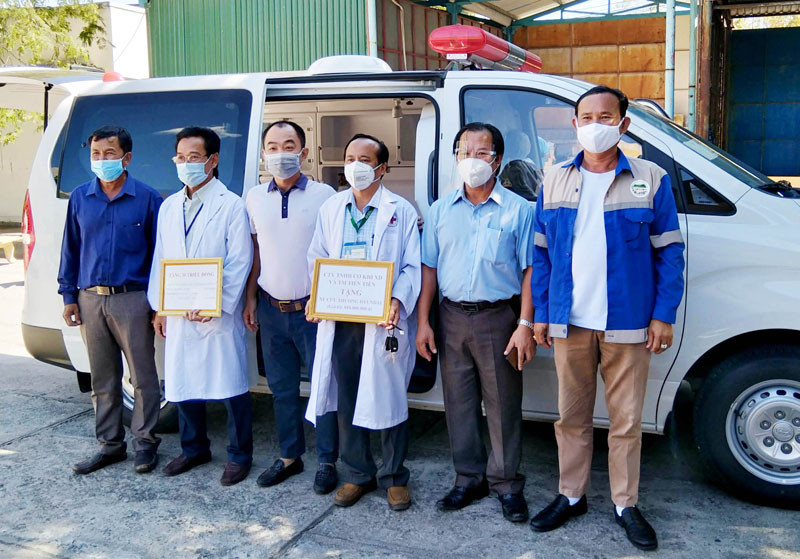 Lãnh đạo huyện Ninh Phước cùng đại diện Công ty TNHH Cơ khí Xây dựng và Thương mại Tiên Tiến (TP Hồ Chí Minh) tại Lễ bàn giao xe cứu thương. (Tin đề nghị ghép) Ninh Thuận tiếp nhận xe cứu thương chuyên dụng -0