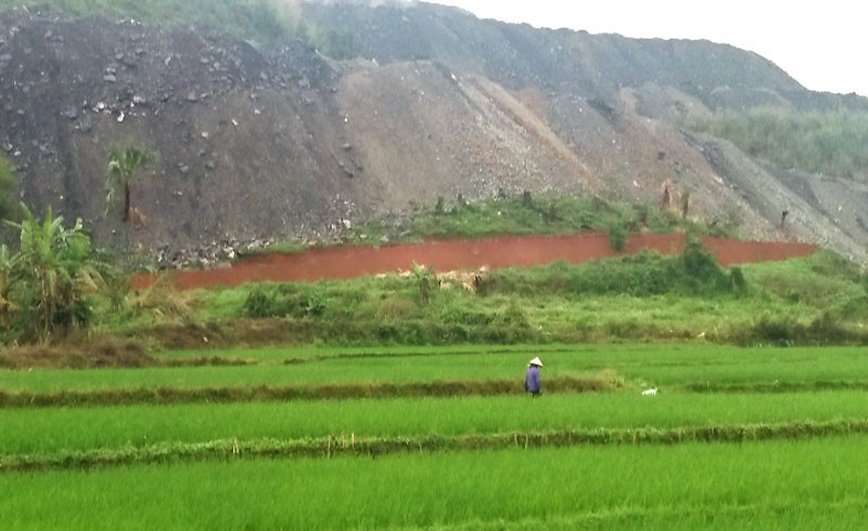 Bãi thải mỏ than Phấn Mễ cao như núi, có thể làm vật liệu san lấp.