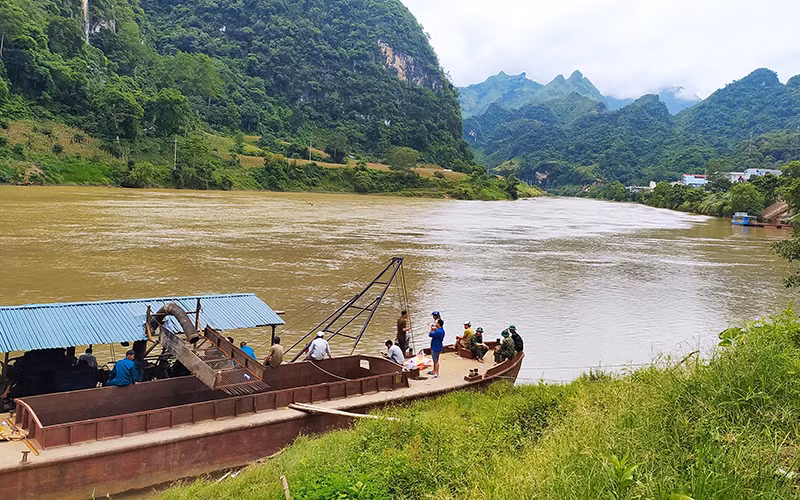 Lực lượng chức năng tiếp tục tìm kiếm các nạn nhân mất tích. 