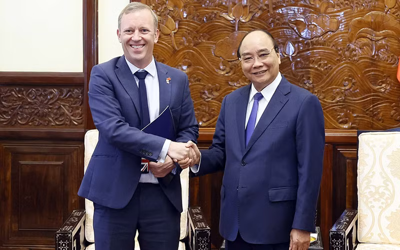 Chủ tịch nước Nguyễn Xuân Phúc tiếp ngài Gareth Ward, Đại sứ Liên hiệp Vương quốc Anh và Bắc Ireland chào từ biệt kết thúc nhiệm kỳ công tác tại Việt Nam. (Ảnh TTXVN)