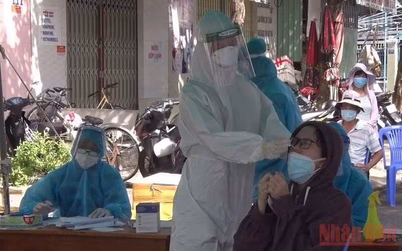 Lực lượng y tế tỉnh Long An lấy mẫu xét nghiệm tầm soát bệnh Covid-19. 