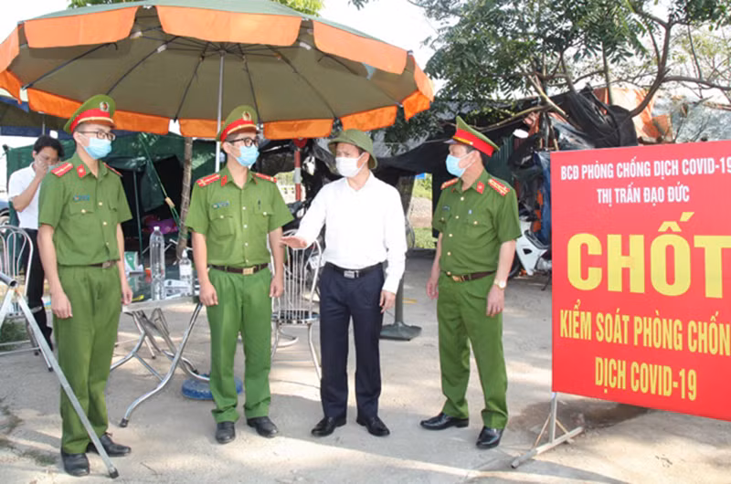 Lãnh đạo tỉnh Vĩnh Phúc động viên lực lượng công an tỉnh tại các chốt kiểm soát dịch.