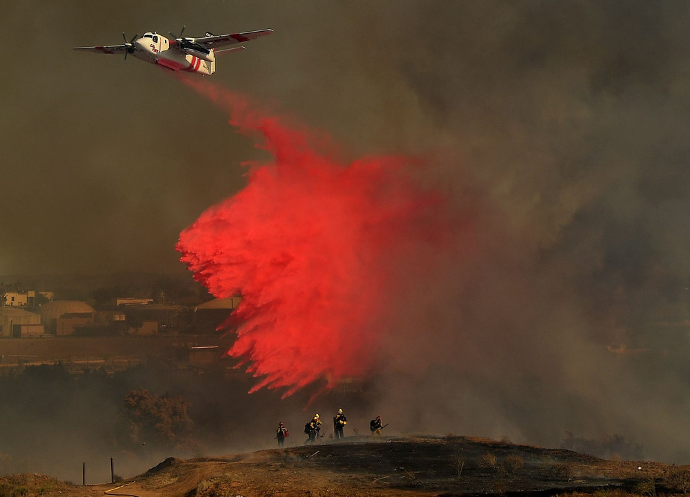 Máy bay cứu hỏa thả chất chống cháy xuống khu vực đám cháy Jurupa Valley tại California, tháng 5/2021. (Ảnh: Los Angeles Times) Climate crisis -0