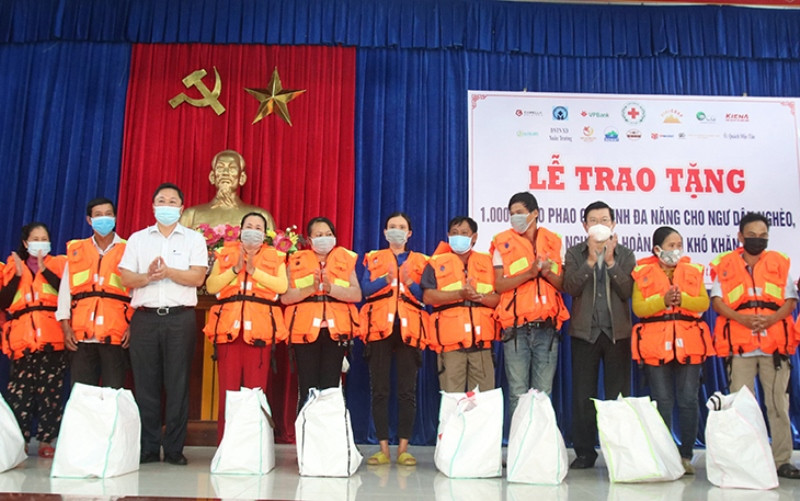 Nguyên Chủ tịch nước Trương Tấn Sang trao áo phao tặng ngư dân huyện Duy Xuyên. Trao tặng áo phao đa năng cho ngư dân Đà Nẵng, Quảng Nam -0