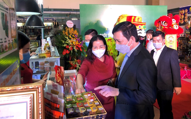 Lãnh đạo Sở Công thương và quận Hoàn Kiếm tham quan gian hàng bán sản phẩm OCOP tại chợ Đồng Xuân (quận Hoàn Kiếm, Hà Nội). Hà Nội khai trương thêm hai điểm quảng bá sản phẩm OCOP -0