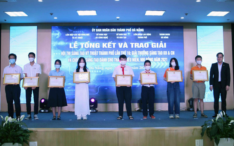 Tặng Bằng khen cho học sinh đạt giải tại Cuộc thi sáng tạo dành cho thanh thiếu niên, nhi đồng toàn quốc năm 2021. Phần mềm Cảng điện tử và cổng container thông minh đạt giải Nhất sáng tạo kỹ thuật -0
