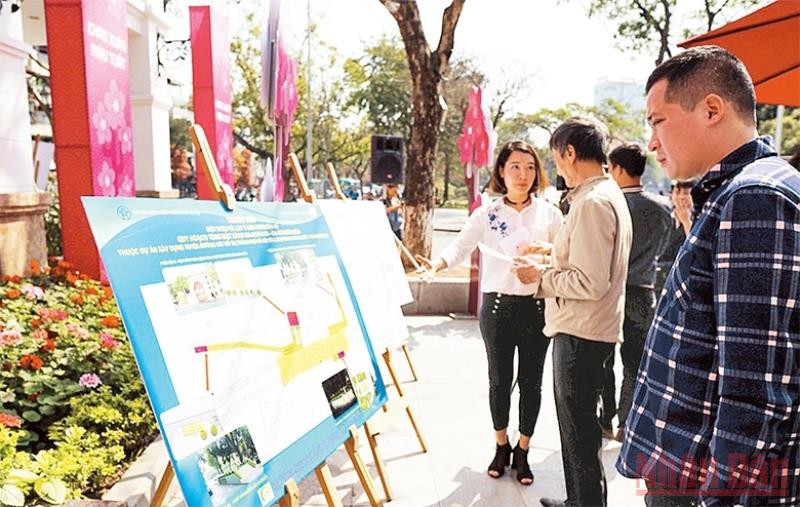 Người dân Thủ đô xem phương án Quy hoạch tổng thể mặt bằng xây dựng ga ngầm tuyến đường sắt đô thị Nam Thăng Long-Trần Hưng Đạo. (Ảnh: Duy Linh)