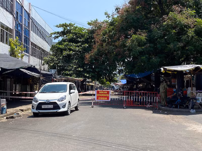 Đoạn đường Ngô Quyền vào chợ trung tâm thành phố Tuy Hòa đoạn từ Trần Hưng Đạo đến Lê Lợi đã bị phong tỏa.