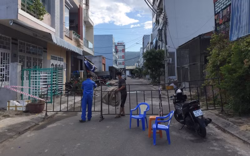 Lực lượng chức năng phong tỏa mềm các đường vào cảng cá Thọ Quang.
