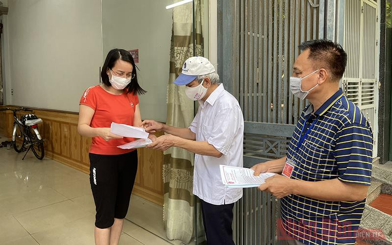Tổ Covid cộng đồng phường Hải Tân (TP Hải Dương) đến từng hộ dân hướng dẫn ký cam kết phòng, chống dịch Covid-19. (Ảnh: Quốc Vinh) Bài 2: Huy động sức mạnh toàn dân chống dịch -0