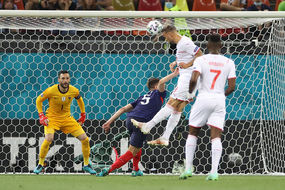 Thụy Sĩ bất ngờ mở tỷ số ngay trong pha tấn công có nét đầu tiên của mình. (Ảnh: UEFA) Thắng kịch tính luân lưu, Thụy Sĩ loại Pháp tiến vào tứ kết Euro 2020 -0