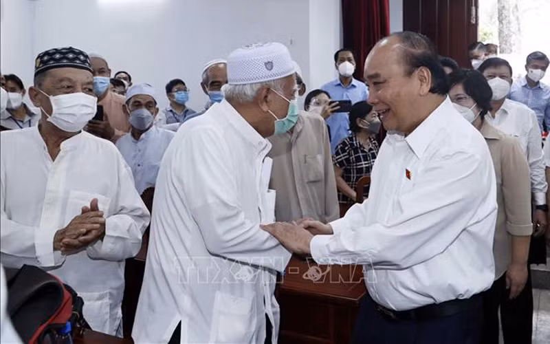 Chủ tịch nước Nguyễn Xuân Phúc với cử tri dự hội nghị. (Ảnh: Thống Nhất/TTXVN)