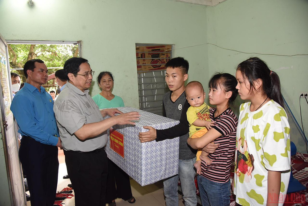 Thủ tướng Phạm Minh Chính thăm, tặng quà cho công nhân Sùng Mí Ná quê Hà Giang. Thủ tướng Phạm Minh Chính thăm công nhân ở khu công nghiệp tỉnh Bắc Giang -0
