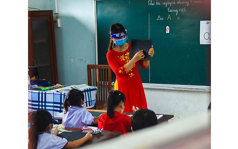 Trong qua trình giảng dạy, giáo viên phải thực hiện nghiêm việc phòng chống dịch theo quy định. Lớp học đặc biệt giữa mùa dịch Covid-19 tại Cà Mau -0
