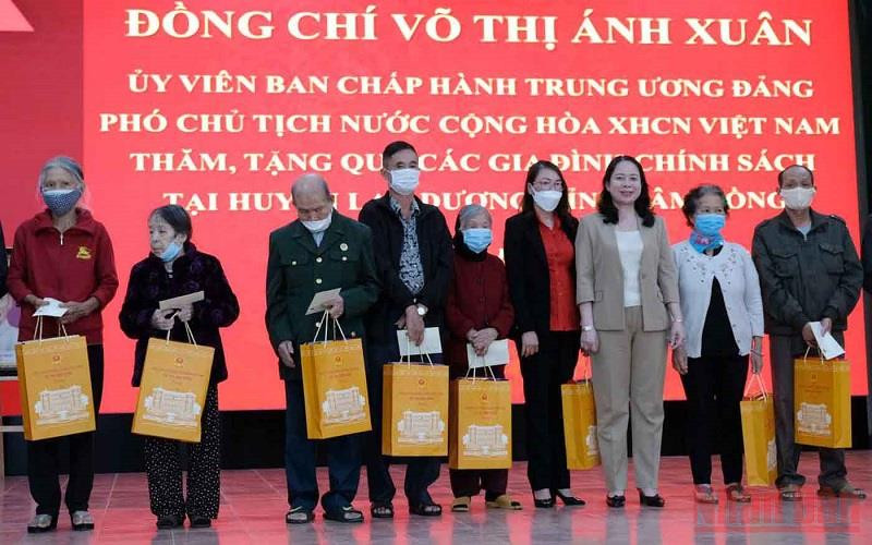 Phó Chủ tịch nước Võ Thị Ánh Xuân trao quà tặng các gia đình chính sách huyện Lạc Dương.