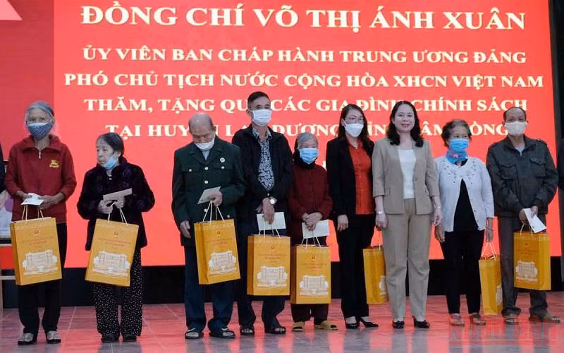 Phó Chủ tịch nước Võ Thị Ánh Xuân trao quà tặng các gia đình chính sách huyện Lạc Dương.