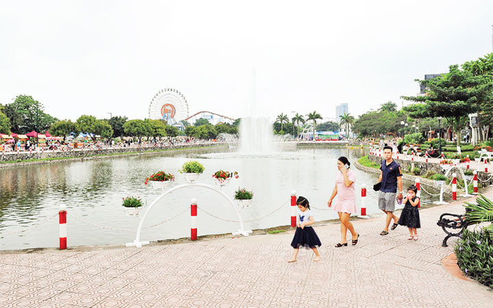 Khách tham quan khu vực phố đi bộ Trịnh Công Sơn, Tây Hồ.