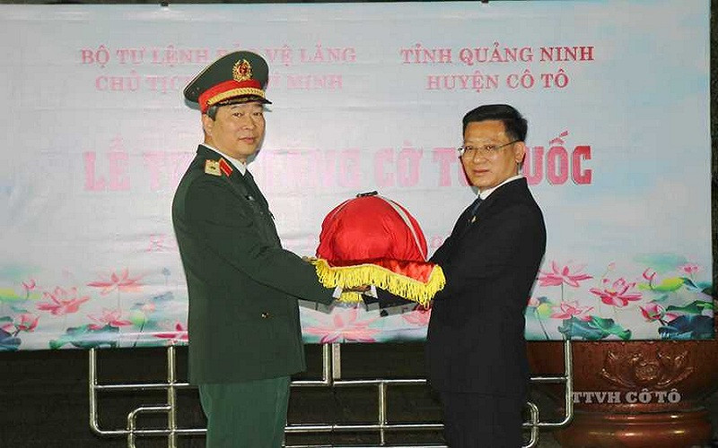 Thiếu tướng Bùi Hải Sơn, Tư lệnh, Bộ Tư lệnh Bảo vệ Lăng Chủ tịch Hồ Chí Minh trao tặng cờ Tổ quốc cho Đảng bộ, chính quyền và nhân dân huyện đảo Cô Tô (Quảng Ninh). (Ảnh: Hoàng Phương)