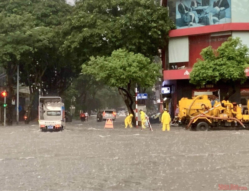Khu vực ngã năm Nguyễn Du - Bà Triệu. Ngập sâu, ùn tắc giao thông sau trận mưa lớn tại Hà Nội -4