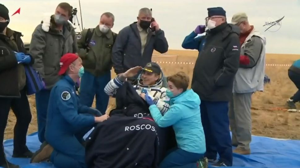 Phi hành gia Chris Cassidy của NASA chào sau khi trở về Trái đất trên tàu vũ trụ Soyuz MS-16 của Nga. Ảnh: NASA TV. Ba phi hành gia trở về từ không gian trước cột mốc 20 năm trạm vũ trụ -0