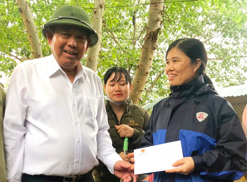 Phó Thủ tướng Trương Hòa Bình thăm và tặng quà cho người dân vùng lũ huyện Hải Lăng, tỉnh Quảng Trị. Phó Thủ tướng Trương Hòa Bình chỉ đạo khắc phục lũ lụt ở Quảng Trị -0