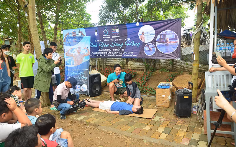 Vẫy vùng giữa sóng nước sông Hồng -0