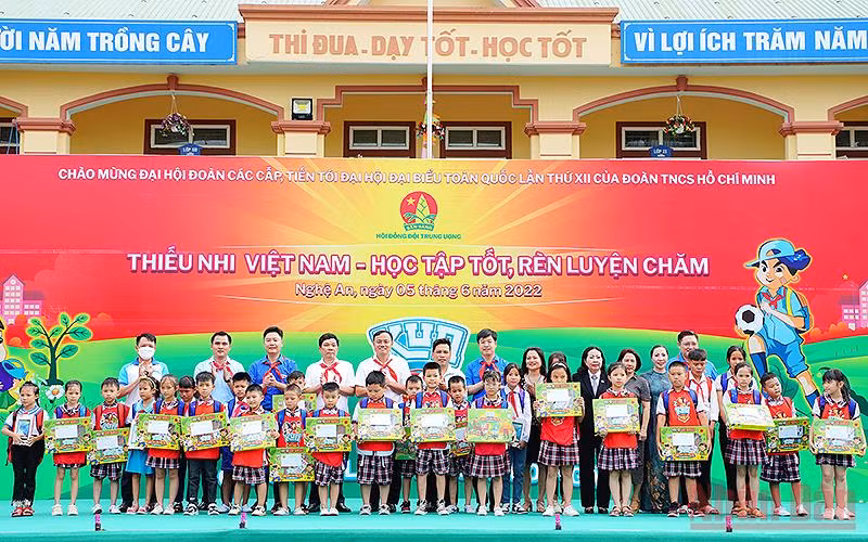 Đại diện Hội đồng Đội Trung ương, Tỉnh đoàn Nghệ An và các đơn vị liên quan trao thiết bị, quà tặng thiếu nhi vượt khó học tốt.