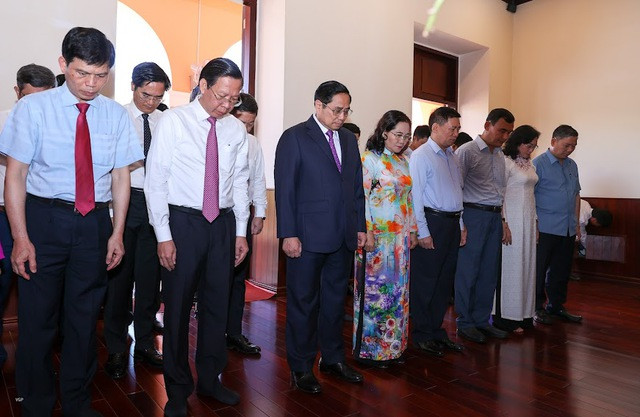 Thủ tướng Phạm Minh Chính và các đại biểu tưởng nhớ Chủ tịch Hồ Chí Minh. (Ảnh: VGP/Nhật Bắc) Thủ tướng Phạm Minh Chính dâng hương tưởng niệm Chủ tịch Hồ Chí Minh -0