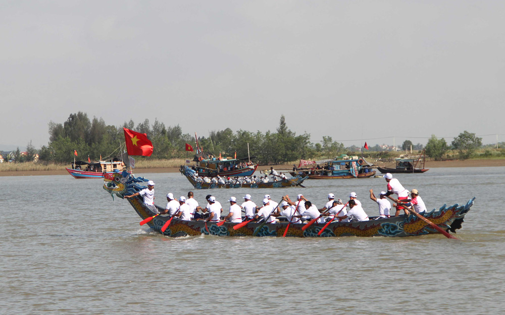 Bơi chải trên Lạch Hới ở phường Quảng Tiến, thành phố Sầm Sơn. Sầm Sơn- điểm đến an toàn của khách du lịch -0