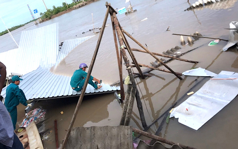 Lực lượng chức năng giúp dân thu dọn đống đổ nát sau vụ sạt lở khu vực chợ Kênh 17. Sạt lở nhấn chìm 14 nhà dân miệt sông nước Cà Mau -0