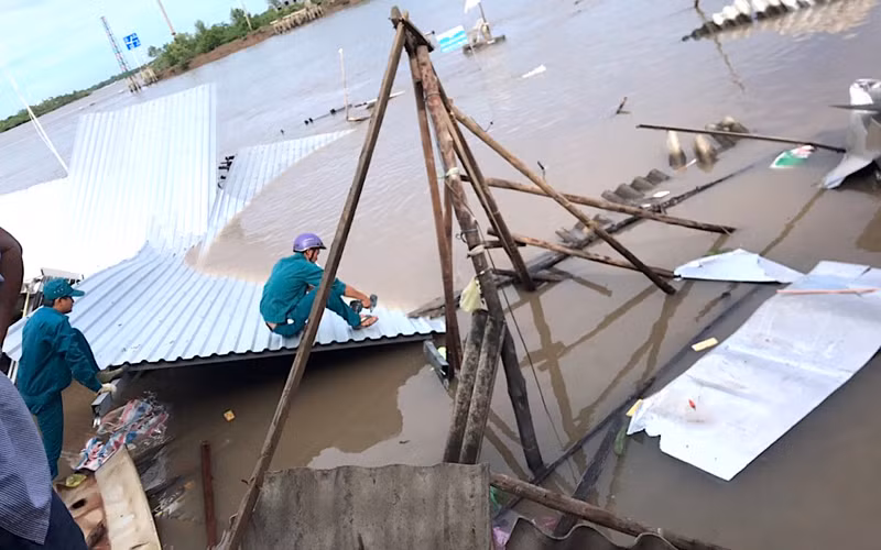 Sạt lở nhấn chìm 14 nhà dân miệt sông nước Cà Mau -0