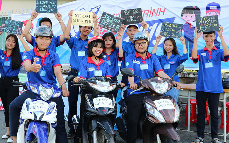 Tình nguyện viên chương trình “Tiếp sức mùa thi” luôn sẵn sàng hỗ trợ thí sinh và người nhà thí sinh.
