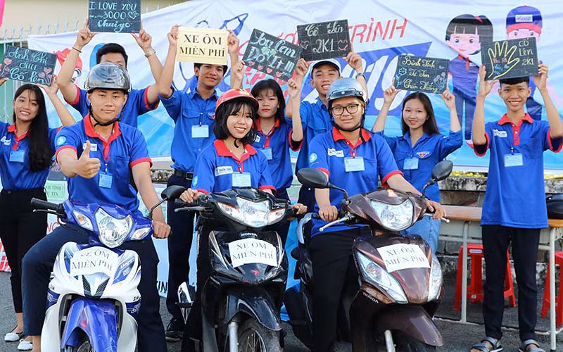 Tình nguyện viên chương trình “Tiếp sức mùa thi” luôn sẵn sàng hỗ trợ thí sinh và người nhà thí sinh.