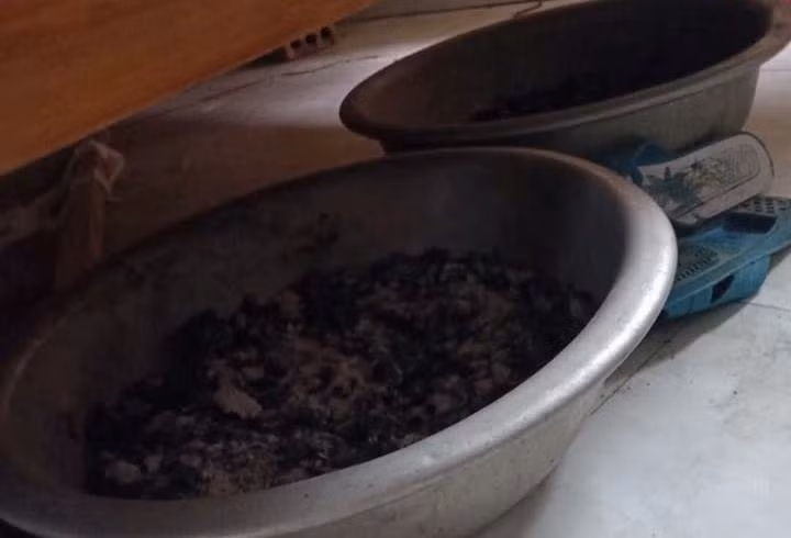 Nhiều than sưởi ấm được phát hiện dưới gầm giường. Ảnh: Báo Quảng Bình.