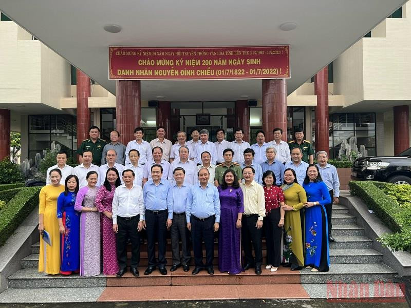 Chủ tịch nước Nguyễn Xuân Phúc chụp ảnh cùng lãnh đạo tỉnh Bến Tre. Bến Tre cần khơi dậy tinh thần Đồng Khởi, ý chí tự lực, tự cường, khát vọng vươn lên -0