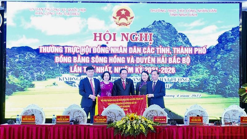 Trao cờ đăng cai cho Thường trực HĐND tỉnh Vĩnh Phúc. Giải pháp nâng cao chất lượng kỳ họp HĐND cấp tỉnh -0