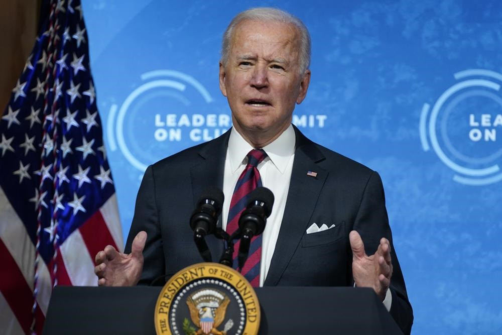 Tổng thống Mỹ Joe Biden phát biểu tại Hội nghị thượng đỉnh trực tuyến về khí hậu, từ Nhà Trắng vào ngày 22-4. Ảnh: AP. Khai mạc Hội nghị thượng đỉnh khí hậu: Nhiều nước lớn cam kết cắt giảm khí thải -0