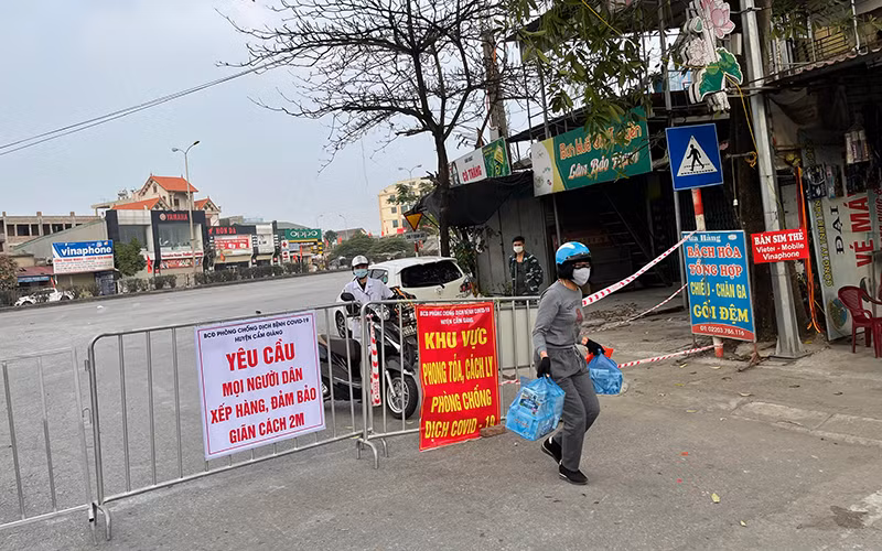 Tiếp tế nhu yếu phẩm thiết yếu vào khu cách ly ở Hải Dương.