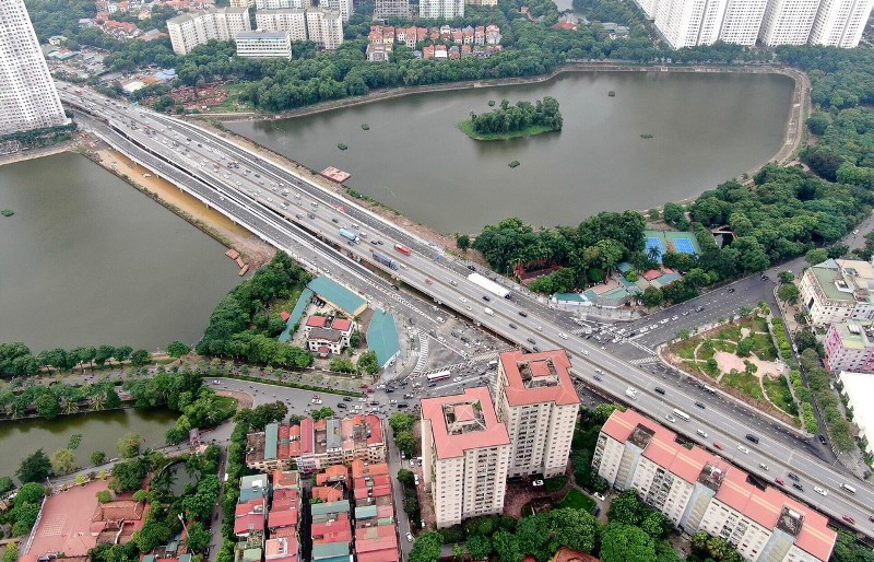 Cầu vượt đi thấp qua hồ Linh Đàm. Ảnh: Duy Linh 10 sự kiện tiêu biểu của Thủ đô Hà Nội năm 2020 -0