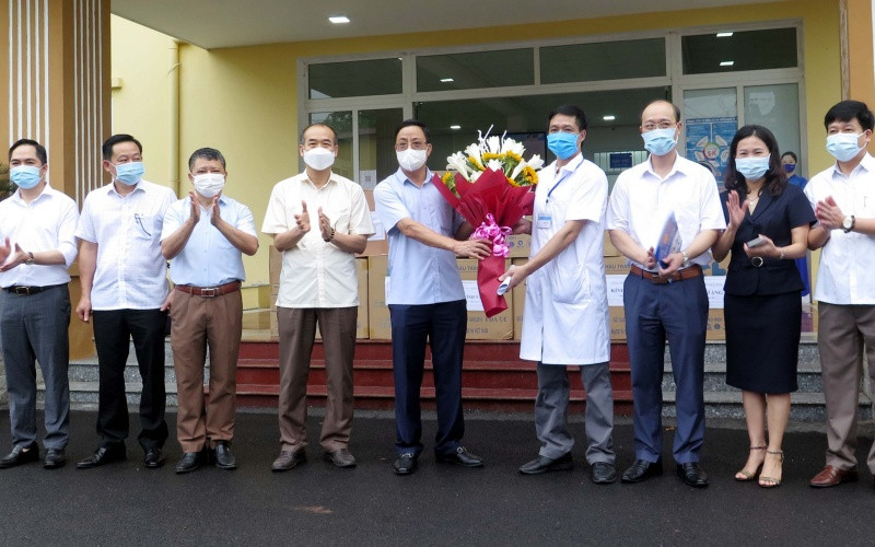 Sáng 18-5, 51 cán bộ y tế tỉnh Thái Nguyên mang theo một số trang thiết bị, phương tiện sang hỗ trợ tỉnh Bắc Giang chống dịch Covid-19. Nhiều địa phương hỗ trợ Bắc Ninh và Bắc Giang dập dịch -0