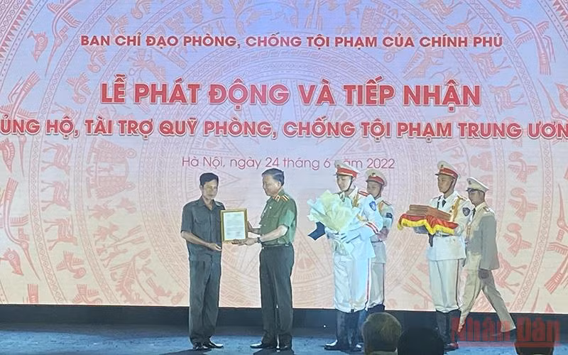 Đại tướng Tô Lâm trao Quyết định khen thưởng của Bộ Công an tặng các cá nhân điển hình trong phong trào Toàn dân bảo vệ an ninh Tổ quốc.