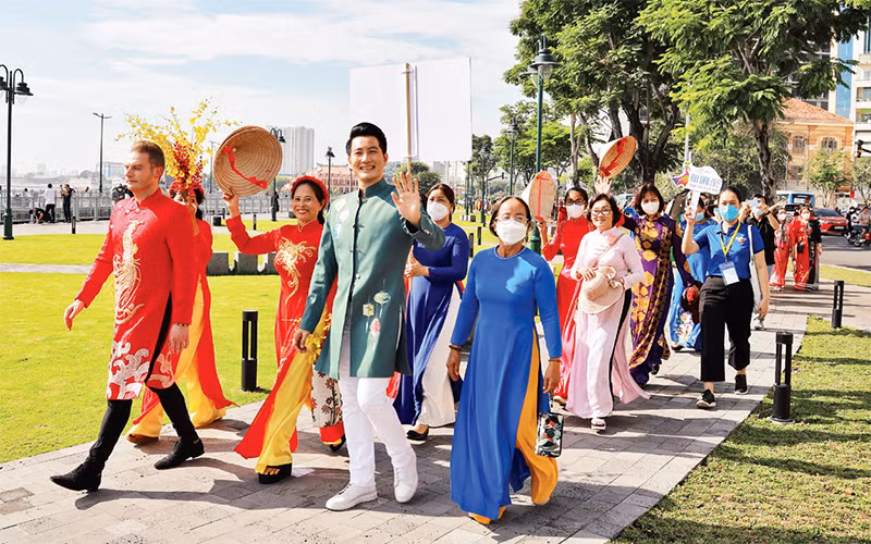 Các đại biểu, nghệ sĩ tham gia sự kiện diễu hành áo dài trong Lễ hội Áo dài năm 2022. 