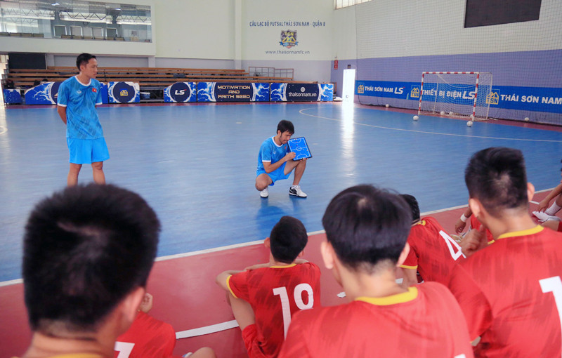 HLV Phạm Minh Giang hướng dẫn học trò những bài tấn công mới. HLV Phạm Minh Giang tin tưởng ĐT Futsal Việt Nam sẽ vượt qua Lebanon -0
