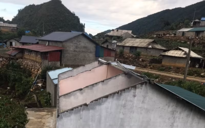 Mưa to kèm lốc làm tốc mái nhiều nhà dân ở các huyện Phong Thổ, Tân Uyên, Nậm Nhùn.