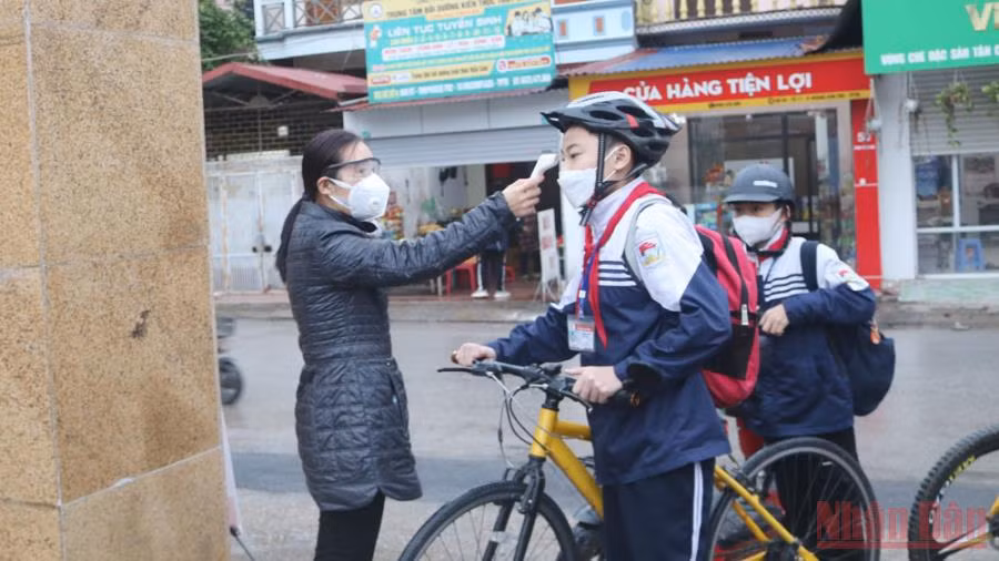 Thành phố Thái Nguyên yêu cầu thực hiện nhiều biện pháp an toàn để kiềm chế dịch Covid-19 lây lan trong trường học.