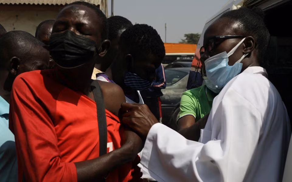 Tiêm vaccine phòng Covid-19 tại chợ Wuse ở Abuja, Nigeria, ngày 26/1/2022. (Ảnh: REUTERS)