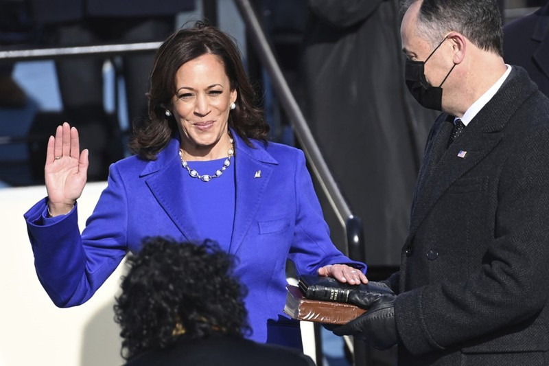 Bà Kamala Harris tuyên thệ nhậm chức trước Thẩm phán Tòa án Tối cao liên bang Mỹ. Bà đã trở thành người phụ nữ đầu tiên, người da màu đầu tiên và người Mỹ gốc Á đầu tiên giữ cương vị Phó Tổng thống Mỹ. (Ảnh: AP) Ảnh -0