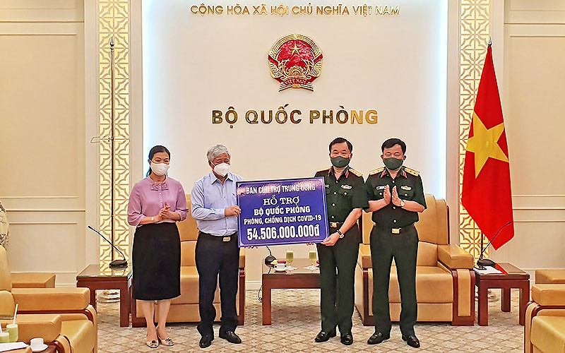 Đồng chí Đỗ Văn Chiến trao kinh phí hỗ trợ cán bộ, chiến sĩ quân đội đang thực hiện nhiệm vụ phòng, chống dịch Covid-19.