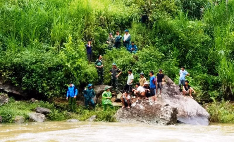 Lực lượng cứu hộ tìm kiếm nạn nhân bị mất tích do lũ cuốn trôi, khi đi qua suối Tả Củ Tỷ (Bắc Hà- Lào Cai).