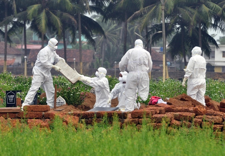 Các nhà khoa học lo ngại nếu virus Nipah biến đổi để dễ chuyển hóa hơn thì sẽ nó làm nhiều người chết hơn. Ảnh: Reuters. Cảnh báo virus từ dơi gây phù não có thể là đại dịch tiếp theo -0